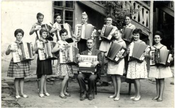 1964 - Akkordeonklasse mit Lehrer Georg Teichert